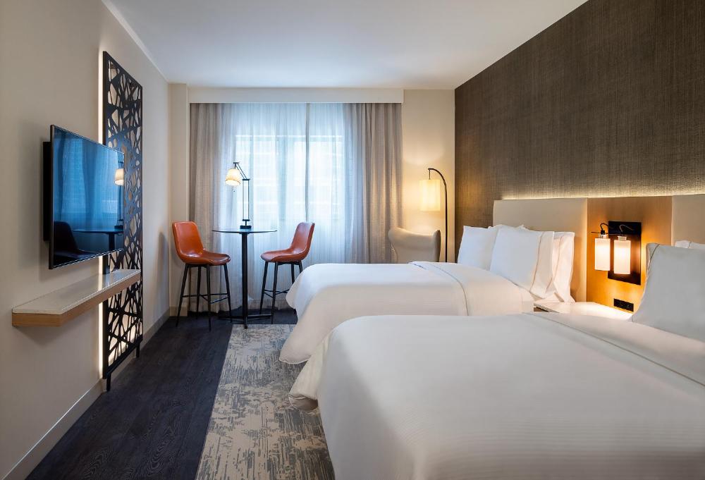 Deluxe Queen Room - Mobility Accessible with Tub interior